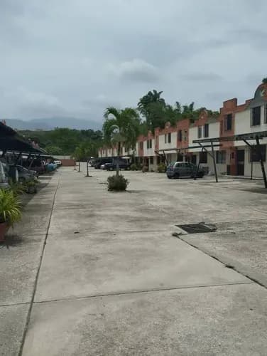 Venta De Townhouse En Naguanagua Villas Del Norte Ii Diagonal Al Cc Río Sil (cl)