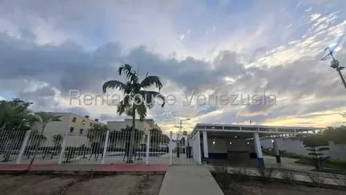 Hermoso Townhouse Completamente Amoblado Con Piscina En Venta En Caminos De Tarabana Cabudare,lara # 26- 21260 (gm)