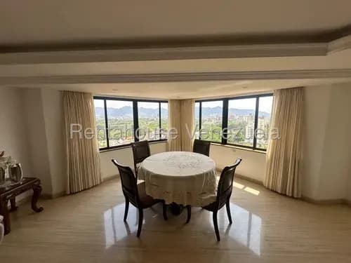 216 Metros Cuadrados Aprox., Posee: Sala, Comedor, Recibo, Cocina, Pantry, Cuarto De Oficios Con Baño De Servicio, Un Dormitorio Principal Con Vestier Y Baño, Un Dormitorio Auxiliar Con Baño