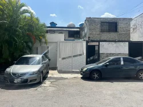 Vende Casa Con 3 Anexos Urbanización Camoruco. Mirlamdeo
