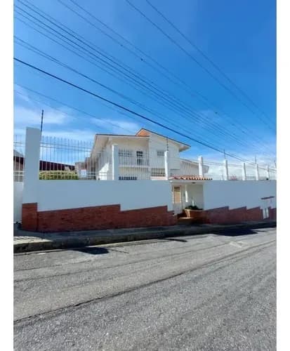Se Vende Casa En Colinas De Carrizal Urbanización Pan De Azúcar.