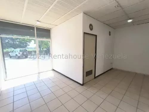 Jip 25-14663. Rentahouse Vende Local Comercial Con Oficina Y Almacen Con Entrada Estrategica Por La Parte Trasera. En El Centro Empresarial Mitos, Detras Del Parque Codazi. La Encrucijada