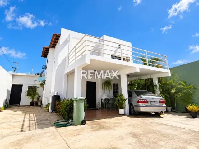 EN VENTA AMPLIA CASA DE DOS PLANTAS CON ANEXO EN SABANA DE GUACUCO ISLA DE MARGARITA
