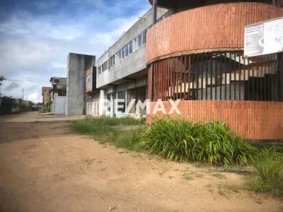 Se Vende amplio local comercial. En el corazón de Tipuro Edificio Comercial Santa Teresa, Maturin.
