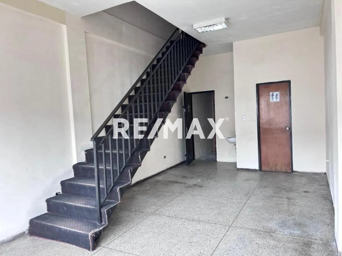 Local con mezzanina en alquiler en exclusiva en Av Montes de Oca