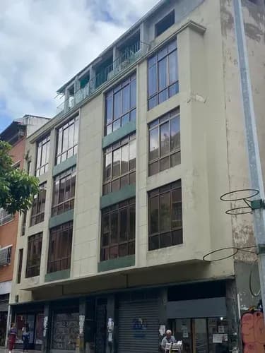 Oficina De 200 Mts2 Ubicada En El Boulevar De Sabana Grande, A Pocos Metroas Del Hotel Melia Caracas Y El Centro Comercial El Recreo. Con Parte Del Mobiloario Y A/a Central
