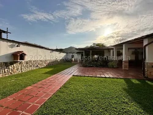 Casa Amplia En Venta Av Universidad El Limos Maracay De 3 Niveles Fresca Con Jardin Y Parrillera #24-19830 Rm