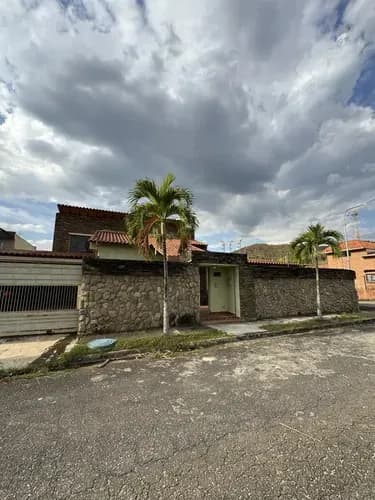 Casa A Modernizar El Mejor Precio En Altos De Guataparo De Esquina Muy Conservada. Wa