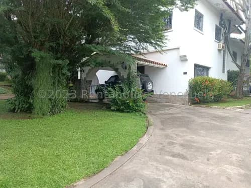 Casa En Venta En Country Club Chacao Caracas 2045 Metros Terreno Jardin Angela Tochon Pozo De Agua