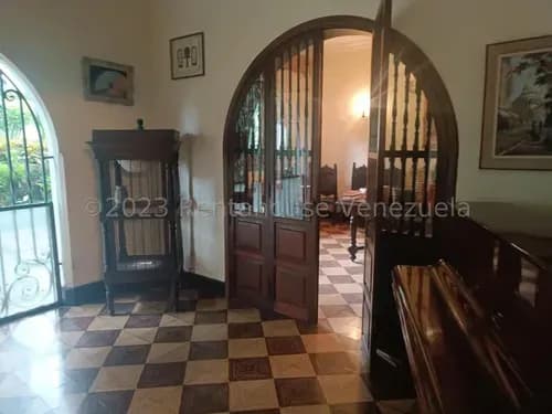 Casa Para Remodelar En Una De Las Mejores Urbanizaciones De Caracas , Country Club , Amplio Terreno , Increíble Ubicación , Oportunidad Como Pocas (abstenerse Asesores Inmobiliarios )24-21160