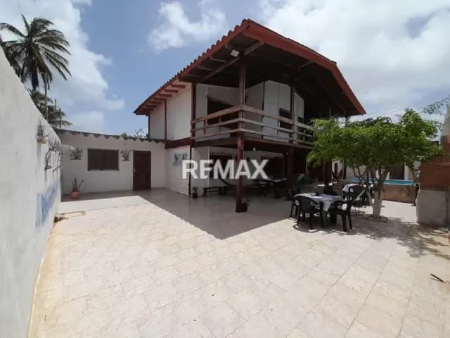 EN VENTA HERMOSA CASA CON FINES DE POSADA CON UNA UBICACIÓN PRIVILEGIADA EXCELENTE PARA EL DESARROLLO TURISTICO EN PLAYA SUR CHICHIRIVICHE ESTADO FALCON