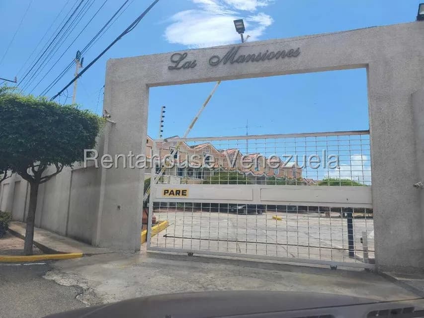 Casa (Multipes Niveles) en Venta en Avenida Milagro Norte, Zulia