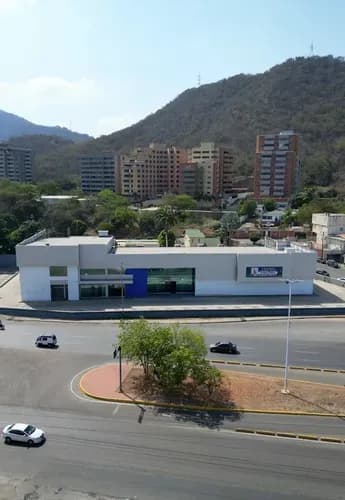 En El Corazon De La Zona Comercial, Como Eje De La Ciudad, Entre Barcelona, Lecheria Y Puerto La Cruz, Esta Ubicado Este Excelente Local Comercial Listo Para Desarrollar Tu Mejor Inversión