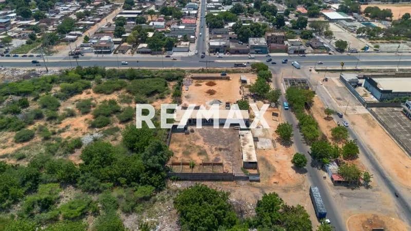 Se Vende Terreno con Galpon en Zona Sur