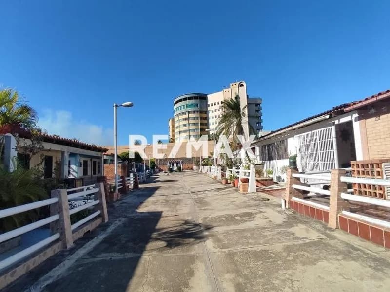EN VENTA AMPLIA CASA QUINTA VERANIEGA EN CONJUNTO LOS CORALITOS TUCACAS