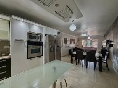 EN VENTA APARTAMENTO EN LECHERIA RES. PALMA REAL AV. BOLIVAR