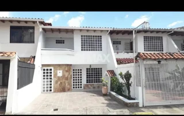 Bella casa quinta en alquiler. Urbanización Tinajero A.Avenidas Libertador, Las Lomas.