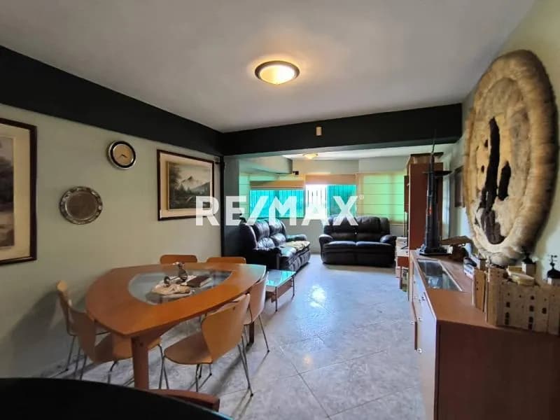 En Venta apartamento en Resd. Holiday Palace II, en la Urb. Las Chimeneas