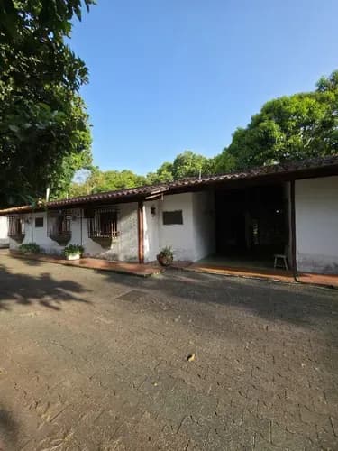 En Venta Amplia Casa A Remodelar. Urb El Castaño. Cerca De Punto Viejo.