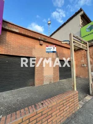EN VENTA LOCAL COMERCIAL EN LA AVENIDA 5 DE DICIEMBRE