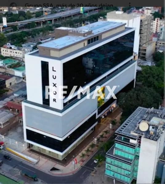 Se vende oficina de 517 m en la Torre Luxor ubicado en Las Mercedes en obra Gris