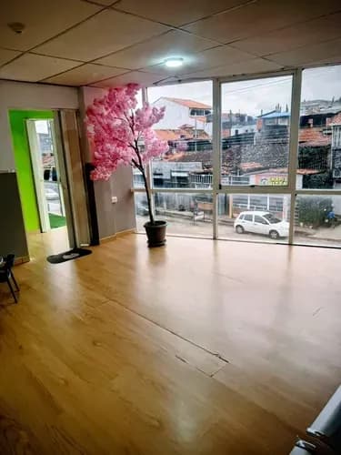 Se Alquila Local Comercial En Pirineos