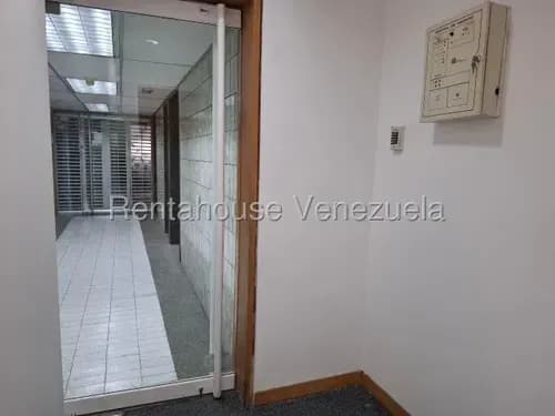 Oficina En Alquiler En Reconocida Torre Corporativa Con Seguridad En Los Palos Grandes #26-17679