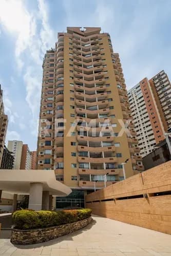 Se Vende Bello E Iluminado Apartamento En La Urb Las Chimeneas, Res Las Chimeneas, Planta 50% Con Balcón Cerca De Todo, Facil Acceso Autopista, Edificio De Data Reciente, Seguridad 24/7, Oportunidad