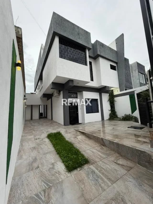 Venta de casa moderna en Jardín Mañongo