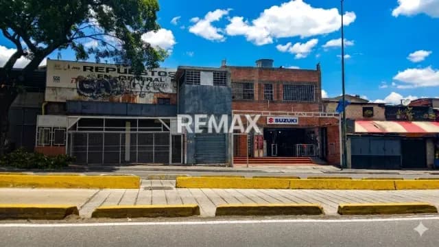 ¡Oportunidad de Inversión! Propiedad Comercial de 300 m² con Negocio con Inventario Incluido