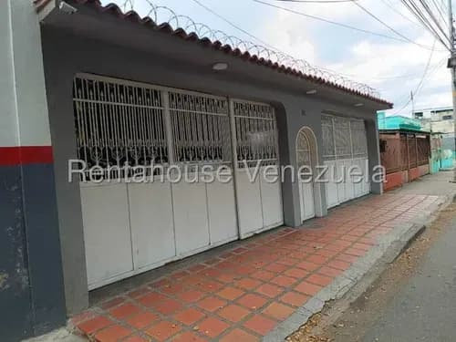 Jip 25-13114. Renta House Vende Cómoda Casa De 330 Mts2, Totalmente Equipada, Hermosa Cocina Empotrada Con Tope De Granito. En Urb Lourdes, Maracay.