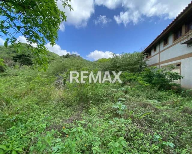 ¡TU FUTURO EN MARGARITA! SE VENDE TERRENO DE 1,064M² JUNTO A VERSÁTIL LOCAL COMERCIAL Y 2 APARTAMENTOS EN 1,000M² DE CONSTRUCCIÓN SOBRE OTRO TERRENO DE 2,128M² A TU DISPOSICIÓN.