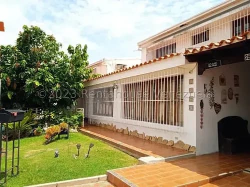 Amplia Y Comoda Casa De Dos Niveles, Ubicada En Conjunto Cerrado En La Urb. Las Clavellinas... La Misma Cuenta Con Vigilancia Las 24 Horas, 5 Habitaciones, 5 Banos, 8 Puestos De Estacionamiento