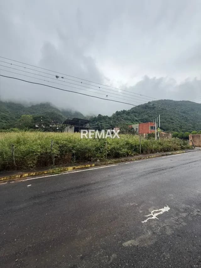 Amplio Terreno En venta identificada con el número 23 Ubicado en Urbanización Santa Rita Vía La Puerta Valera