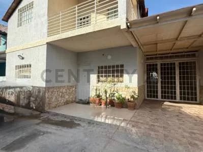 En venta Townhouse Chalet tipo americano en C.R. Agua Santa