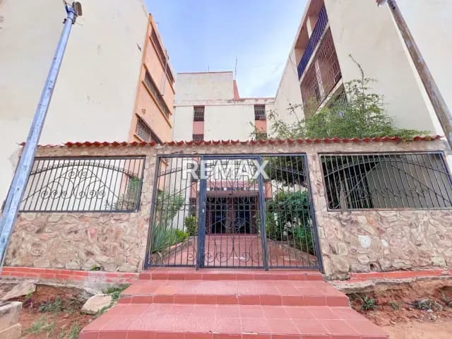 Apartamento para remodelar en venta en Residencias El Pinar, Maracaibo