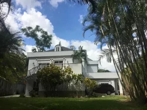 Ms: 26-17762 En Venta Bellísima Casa Bien Ubicada En Colinas De Tamanaco. A=346m2, 4h, 5b, 8p.