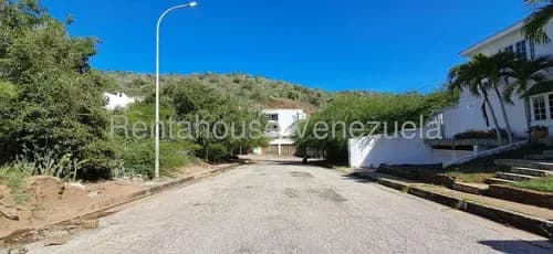 Construye El Proyecto De Tus Sueños En La Mejor Zona De Pampatar! Ubicado Estratégicamente En La Codiciada Urbanización Paraíso 1, Este Terreno De 524,26 M2 Es El Lienzo Perfecto. Mas