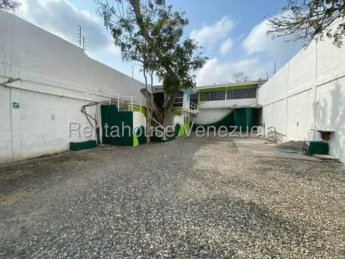 Karen Burgos Vende Espectacular Local Comercial Al Este De Barquisimeto, Con Instalaciones Para Depósitos O Galpón, Oficina Amoblada.