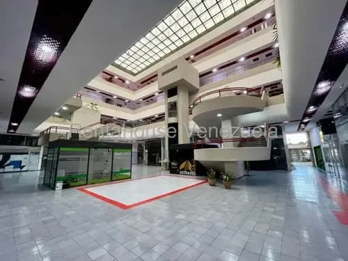 En Alquiler Amplia Y Luminosa Oficina Al Este De Barquisimeto, Maritza Lucena, Ambiente Cómodo Y Agradable Para Trabajar.