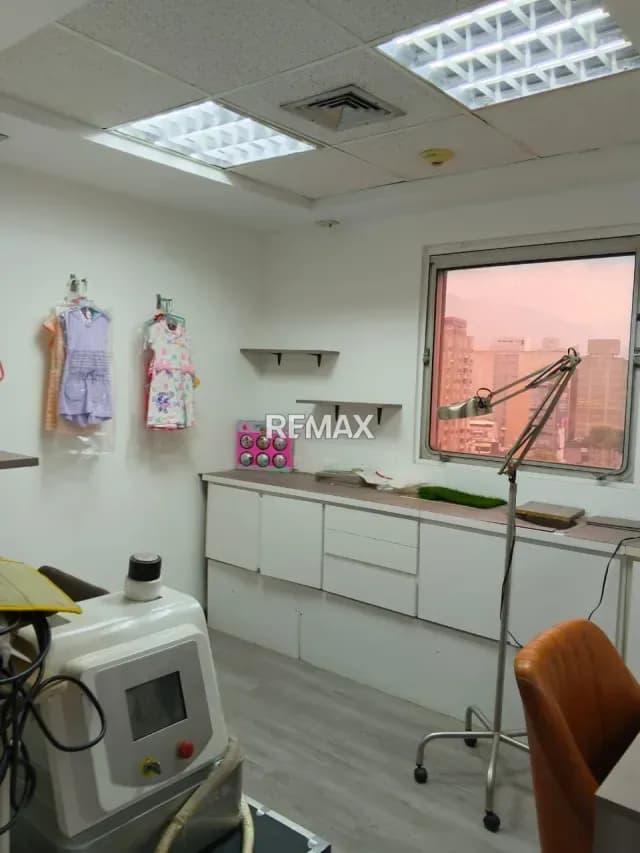 CUBÍCULO DE 15 MT2, EN ALQUILER, IDEAL PARA MEDICOS ESPECIALISTAS , ODONTOLOGOS, EN TORRE EXA EL RETIRO, CHACAO, CANON INCLUYE SERVICIOS