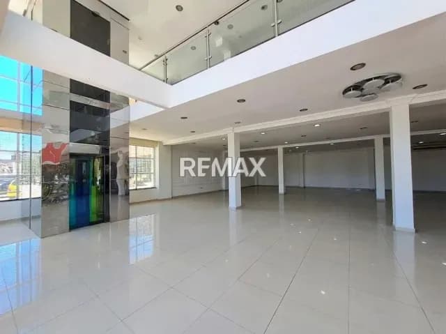 LOCAL COMERCIAL PREMIUM DE 2 NIVELES CON ASCENSOR PROPIO, A PIE DE CALLE, GRAN VITRINA COMERCIAL EN PORLAMAR, MUNICIPIO MARIÑO, ISLA DE MARGARITA