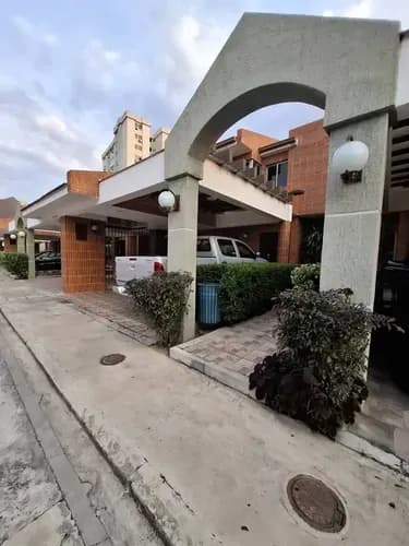 Townhouse Moderno Con Planta 100% En Venta En Mañongo, Residencias Bonaventure Home - Atm