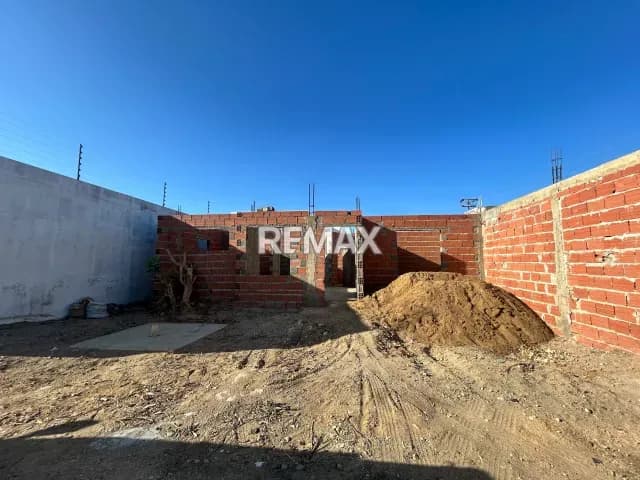 Parcela con Bienhechuria. Proyecto de casa en obra gris.
