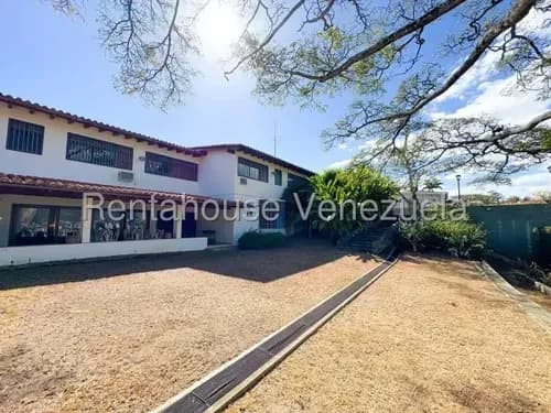 Agp Excelente Inversión! Casa En Venta En Lomas Del Mirador, En Calle Cerrada, Vista Al Ávila 24-11985