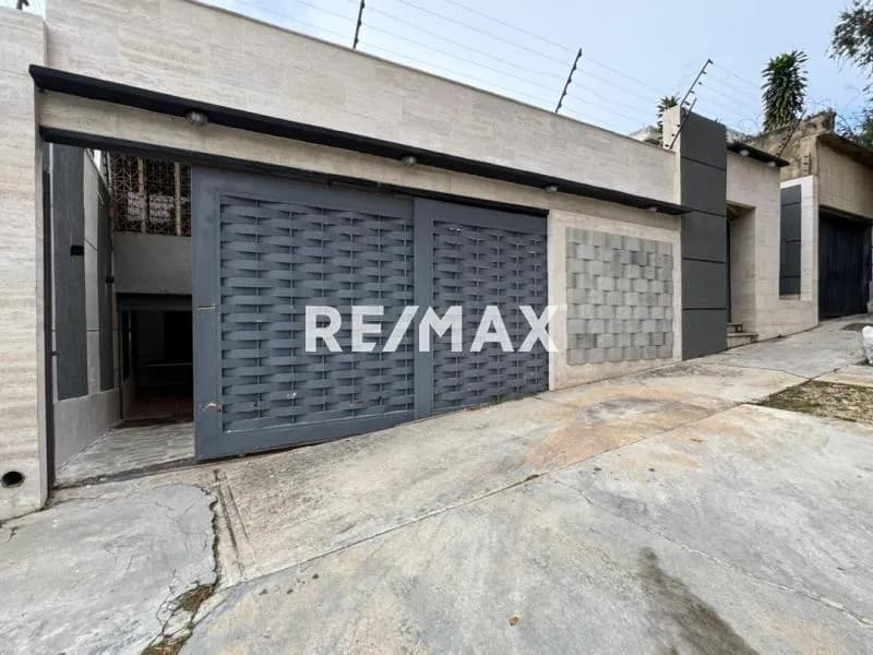 Venta de Casa Quinta con diseño arquitectónico, ubicada en la La Trigaleña Alta Valencia