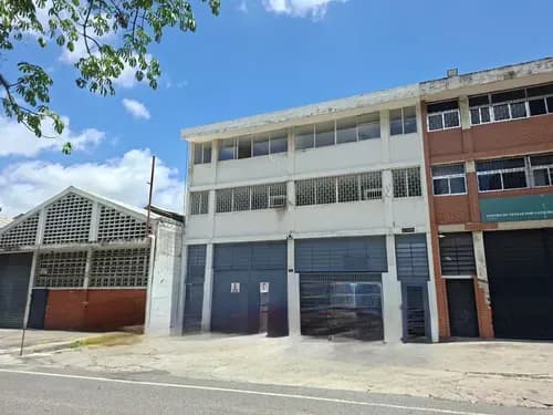 Alquiler Local Industrial Chacao: 782m2 (502m2 Pb + 280m2 Mezz). Ideal Taller O Depósito. Oficinas Con A/a, 2 Hornos De Secado. Portón Reforzado. Calle Segura Cerca A Polichacao. Zona Top.