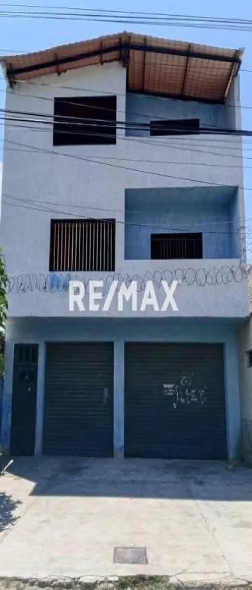 Edificio en obra gris