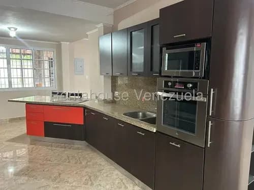 Qué Maravilla De Casa! Suena Realmente Espectacular Con Esos Acabados Modernos Y La Amplitud Que Ofrece. La Luminosidad Que Brindan Los Ventanales De Vidrio Es Fantástica