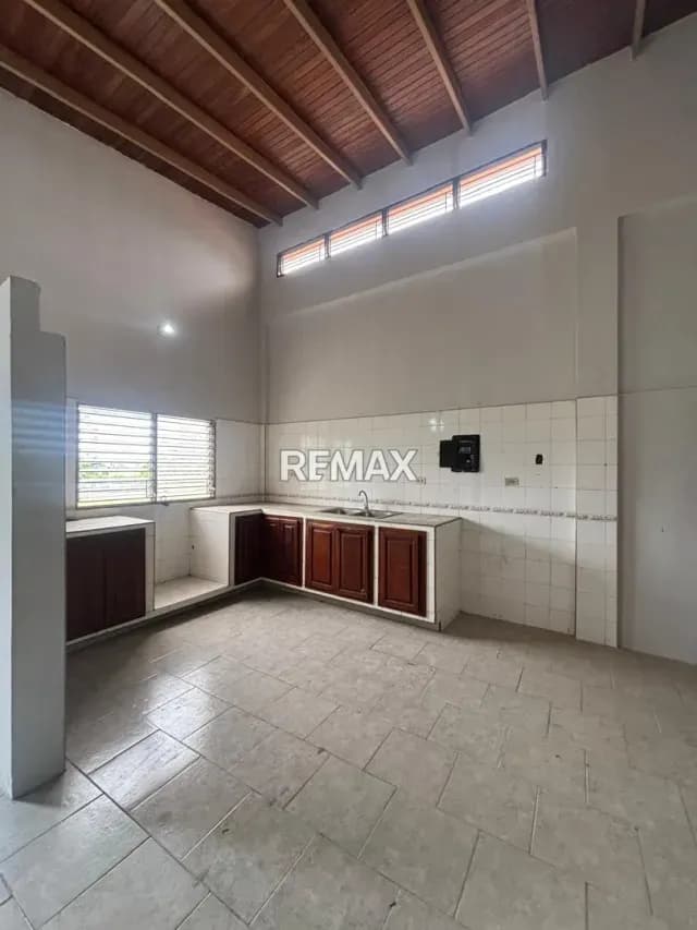 En Venta Edificio Comercial en una de las zonas más cotizadas del este de la ciudad a pocos metros del hotel Jirahara